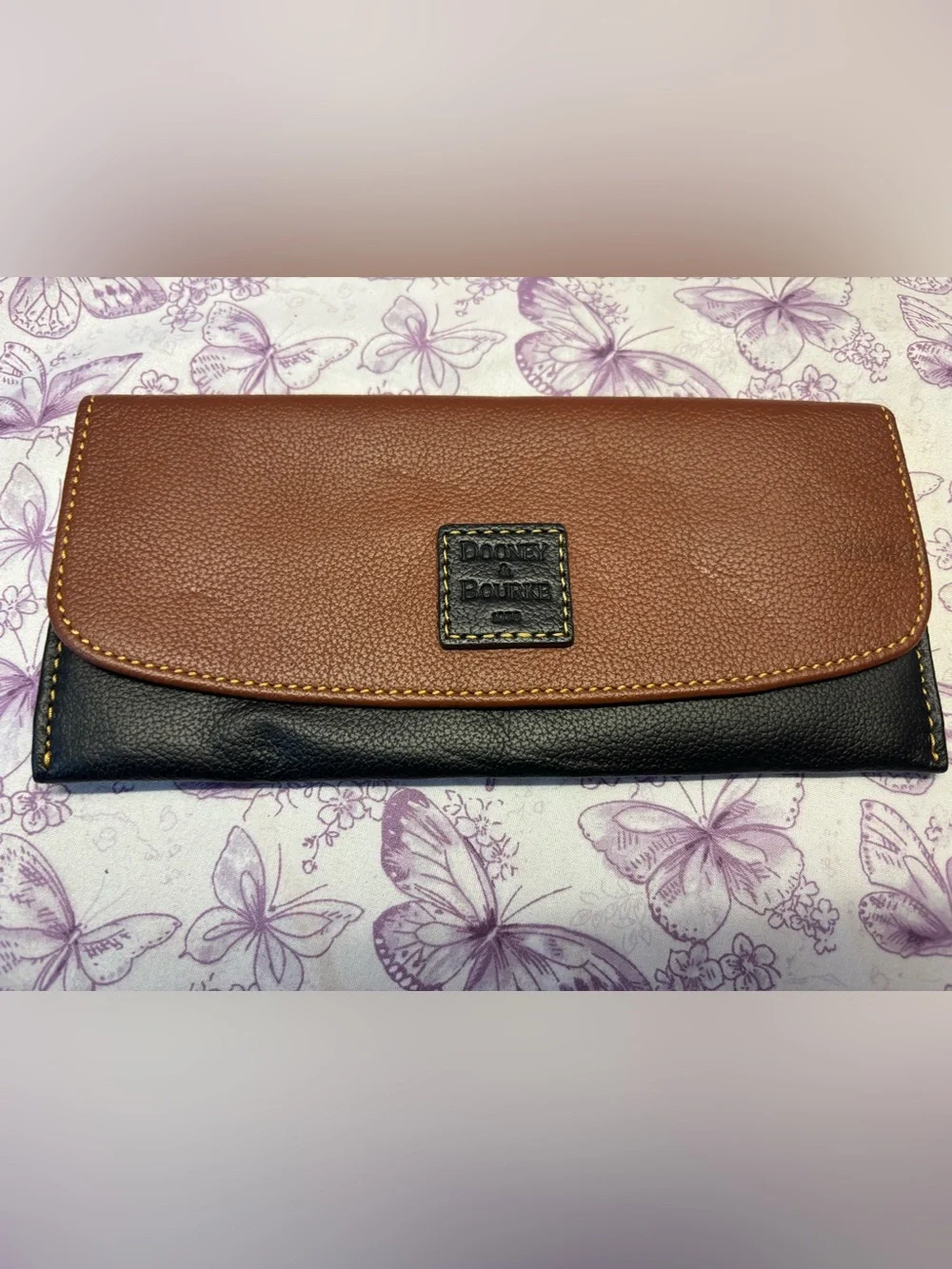 ✴️Vintage Dooney & Bourke Brown and Black Leather Continental Wallet